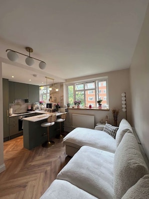 Interior - Putney: Chic Flat, River & Tube (London)