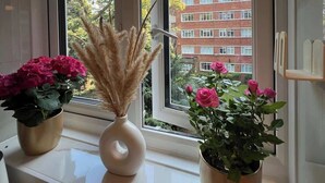 A window with a view of a brick building and a clear sky. - Putney: Chic Flat, River & Tube (London)
