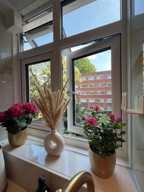 Interior - Putney: Chic Flat, River & Tube (London)