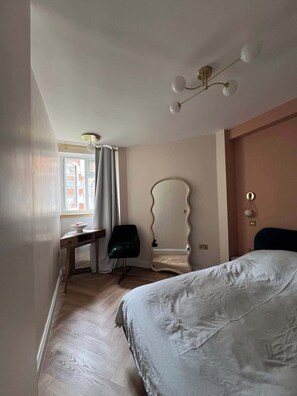 Iron/ironing board, WiFi - Putney: Chic Flat, River & Tube (London)