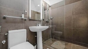 Shower, hair dryer, shampoo - Knightsbridge Mews House, Patio, Harrods (London)