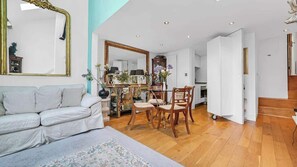 TV, offices - Knightsbridge Mews House, Patio, Harrods (London)