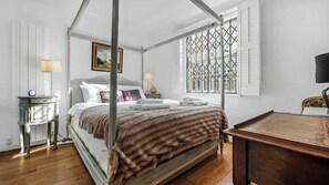 2 bedrooms, iron/ironing board, WiFi, bed sheets - Knightsbridge Mews House, Patio, Harrods (London)
