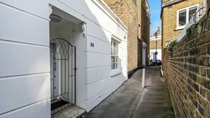Exterior detail - Knightsbridge Mews House, Patio, Harrods (London)