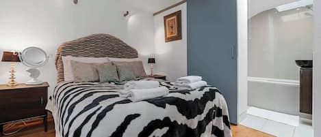Iron/ironing board, WiFi, bed sheets