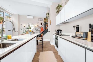 Kühlschrank, Mikrowelle, Ofen, Herdplatte