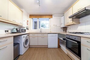 Fridge, microwave, oven, stovetop - Modern 3 Bed Flat with Skyline Views, Wimbledon (London)