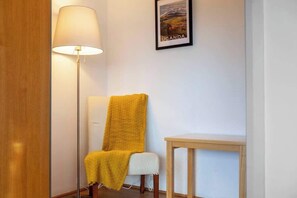 Interior - Modern 3 Bed Flat with Skyline Views, Wimbledon (London)