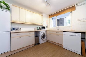 Fridge, microwave, oven, stovetop - Modern 3 Bed Flat with Skyline Views, Wimbledon (London)