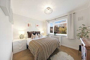 Iron/ironing board, WiFi, bed sheets - Stylish Light Filled Flat - Luxury Designer Touch (London)