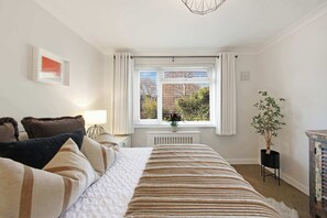 Iron/ironing board, WiFi, bed sheets - Stylish Light Filled Flat - Luxury Designer Touch (London)