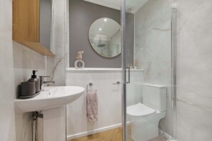 Shower, hair dryer, towels, shampoo - Stylish Light Filled Flat - Luxury Designer Touch (London)
