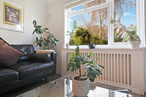 TV, offices - Stylish Light Filled Flat - Luxury Designer Touch (London)