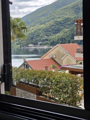 Vista de un lago con edificios y vegetación.