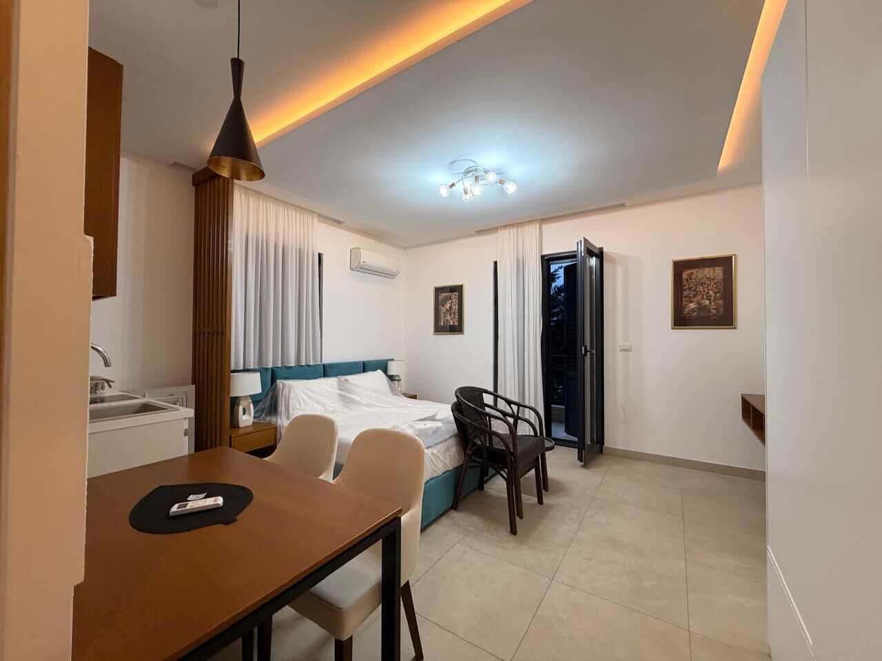 Deluxe Studio | Desk, laptop workspace, free WiFi