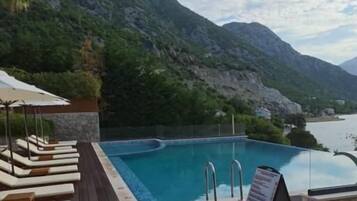 Sæsonbestemt udendørs pool