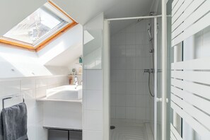 Haartrockner, Handtücher, Seife, Toilettenpapier