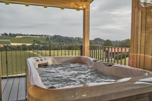 Outdoor spa tub - Vrbo Property (Thyrnau)