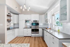 Frigorifero, microonde, forno, piano cottura