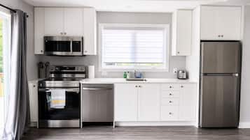 Fridge, oven, stovetop, dishwasher