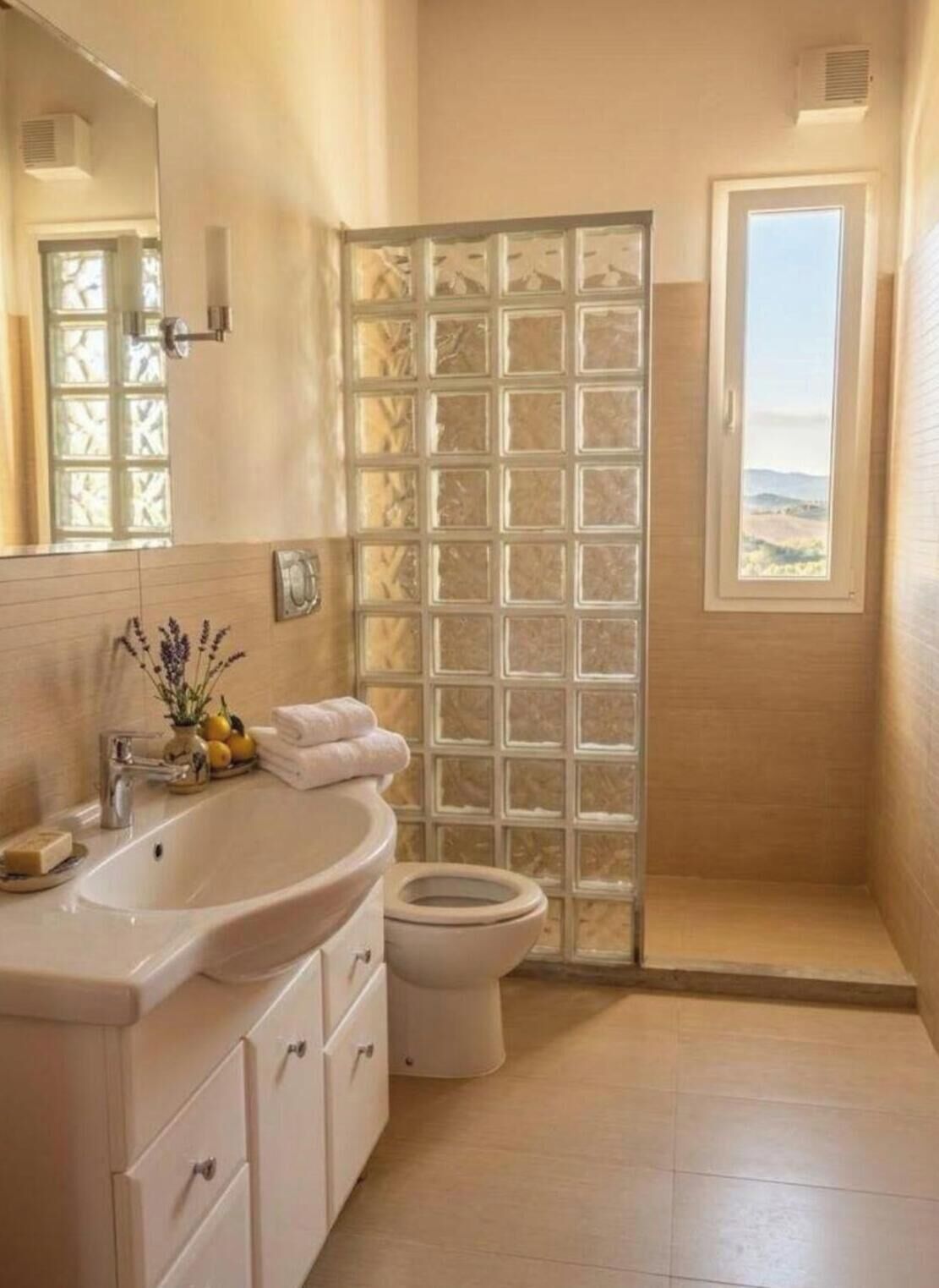 Douche, séchoir à cheveux, serviettes fournies