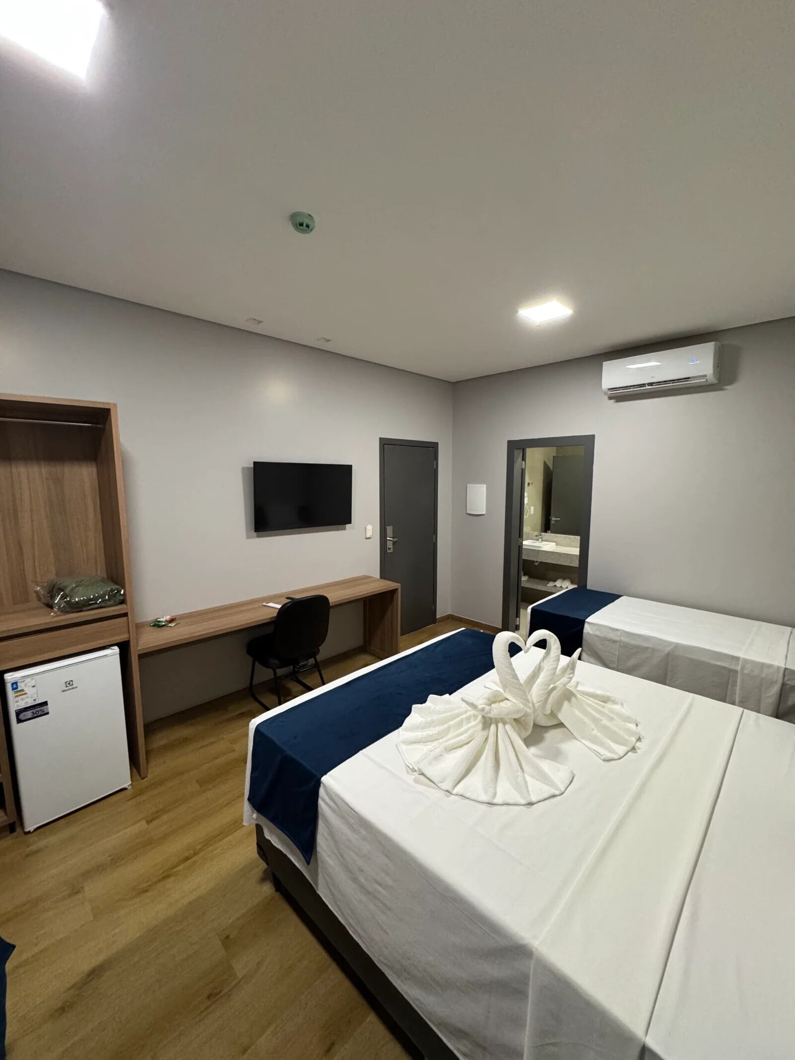 Comfort-Vierbettzimmer | Schreibtisch, laptopgeeigneter Arbeitsplatz, kostenloses WLAN