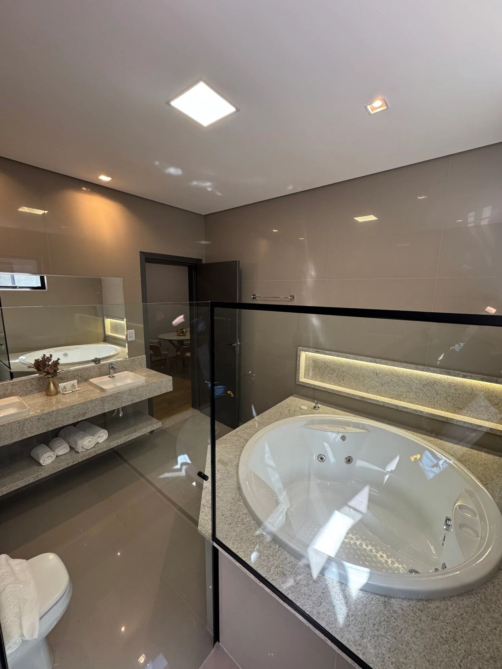 Quarto casal superluxo | Banheiro | Banheira e chuveiro separados, produtos de toalete grátis