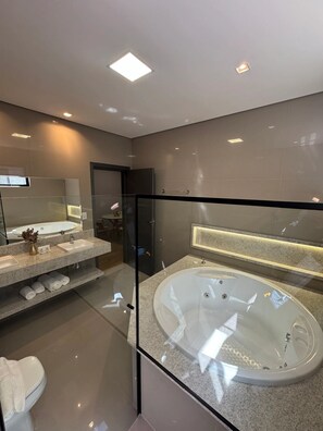 Luxury-Doppelzimmer | Badezimmer | Badewanne und Dusche (separat), kostenlose Toilettenartikel, Handtücher