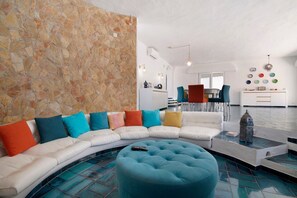 TV, fireplace - Villa 'Blue Pearl 53' with Private Pool, Wi-Fi and Air Conditioning (Albufeira)