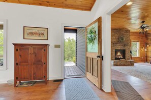 Interior - Woodland Cabin Retreat, Near Douglas Lake, Fire Pit (Dandridge)