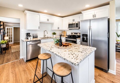 Hot Tub • Game Room • 5BR • Suburb near Everything