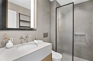 Apartment | Bathroom - 2BR High-rise Southbank Pool & Gym Near Casino (Melbourne)