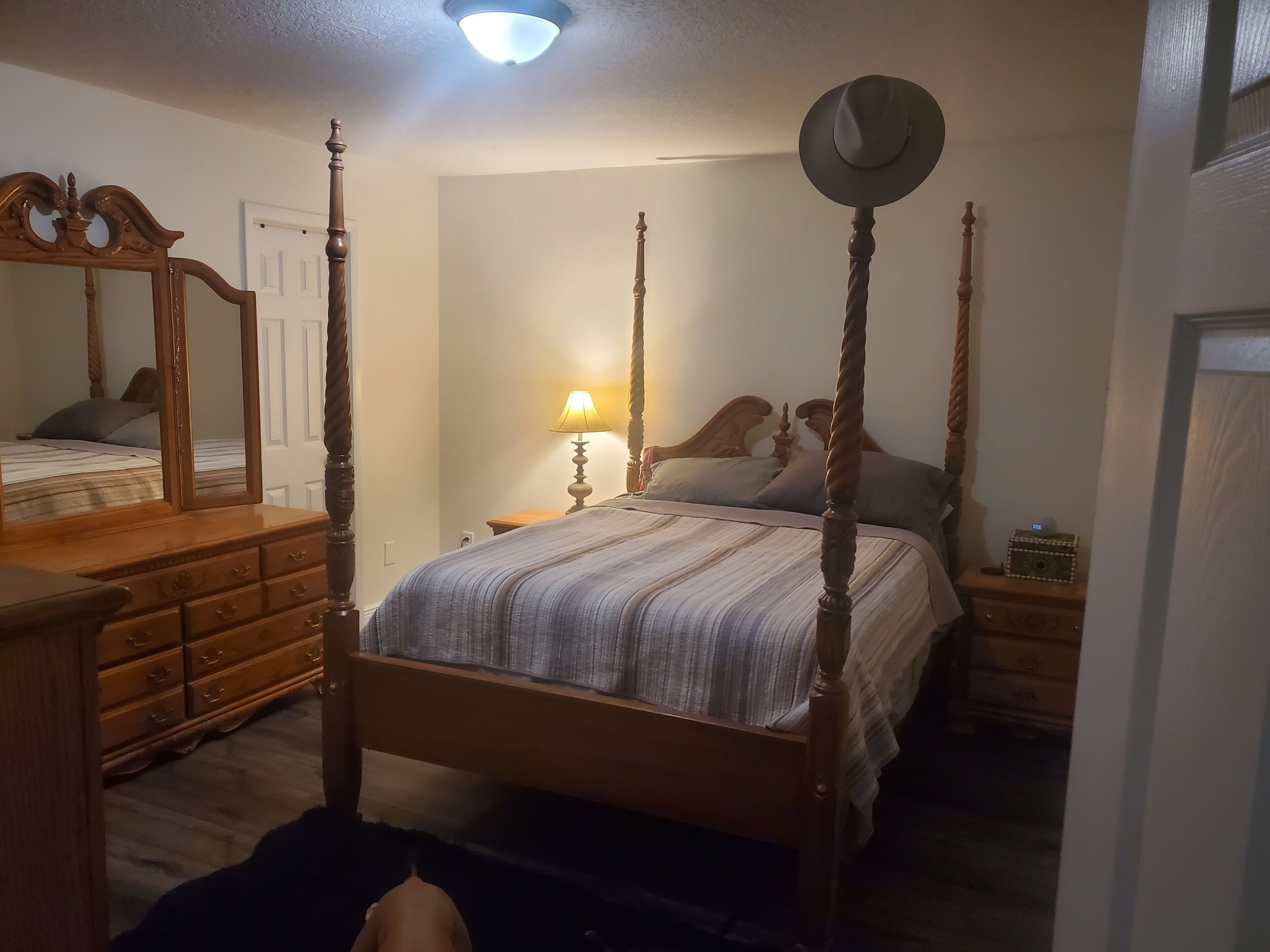 3 habitaciones, tabla de planchar con plancha, wifi y ropa de cama 
