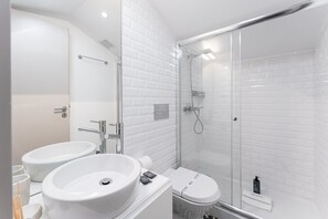 Douche, sèche-cheveux, serviettes fournies