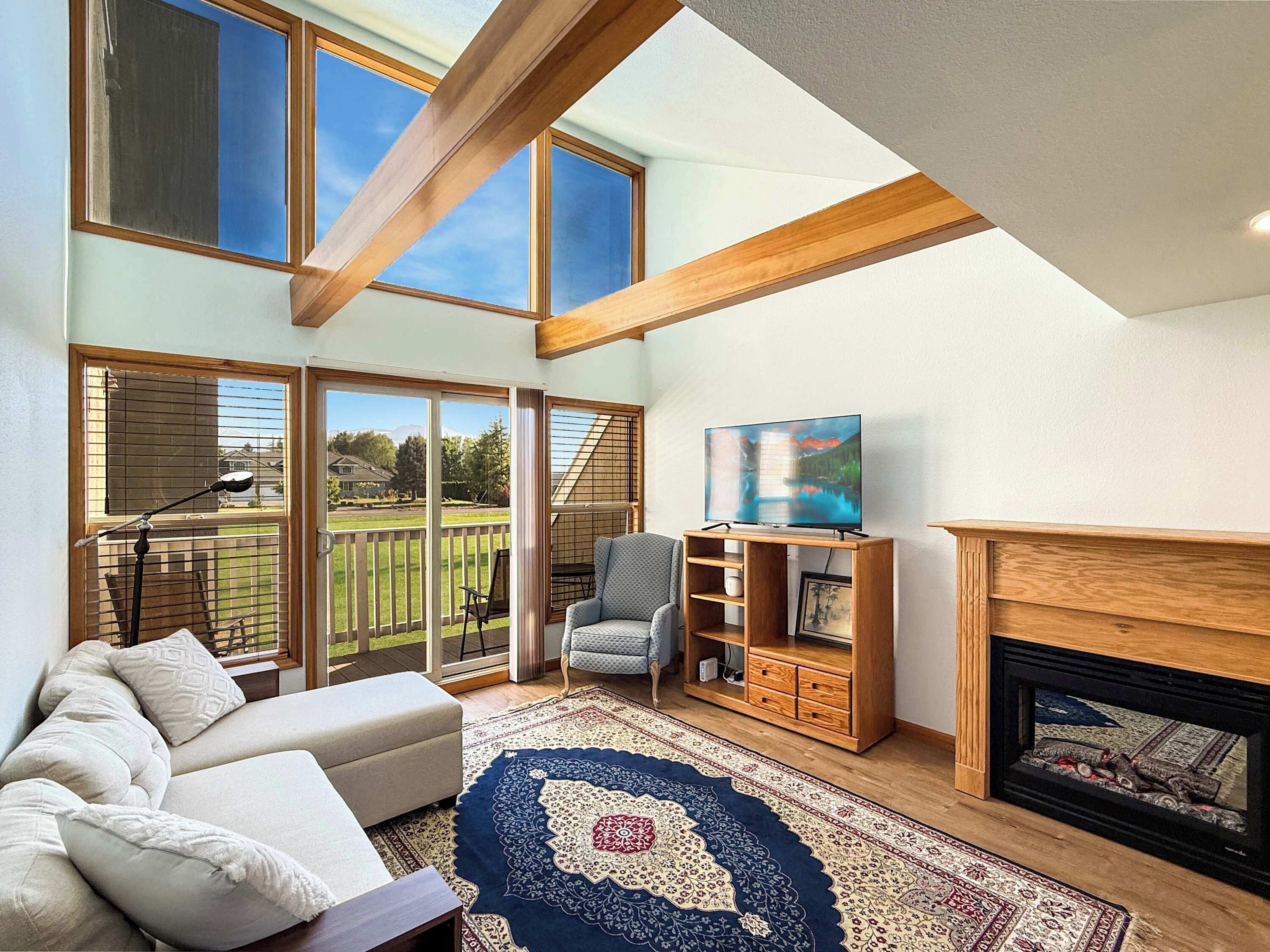 TV, fireplace