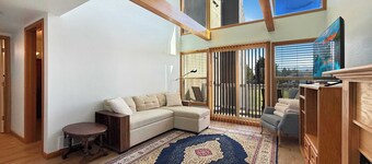 Putters Paradise Stylish 1BR Golf Course Apartment with Scenic Views