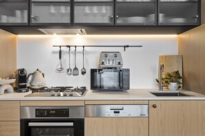 Apartment | Private kitchen - 1BR Apt Pool, Gym Near Casino & Southbank Dinning (Melbourne)
