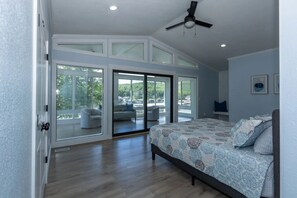 Desk, travel cot, WiFi, bed sheets - The Sway Stay - Lakeside Fire Pit & Hot Tub! (Lake Ozark)