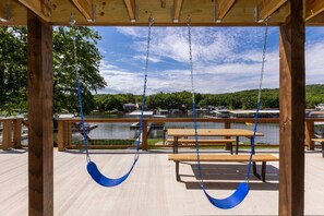 Outdoor dining - The Sway Stay - Lakeside Fire Pit & Hot Tub! (Lake Ozark)