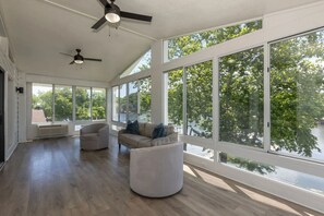TV, fireplace, video games - The Sway Stay - Lakeside Fire Pit & Hot Tub! (Lake Ozark)