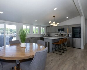 Dining - The Sway Stay - Lakeside Fire Pit & Hot Tub! (Lake Ozark)