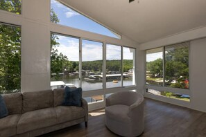 Interior - The Sway Stay - Lakeside Fire Pit & Hot Tub! (Lake Ozark)