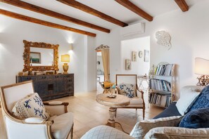 Smart TV - [PORTO CERVO 4 MINUTES]Elegant house with garden (Sardegna)
