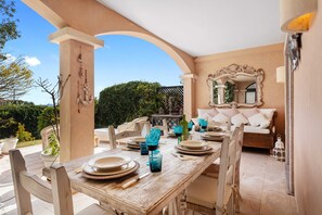 Outdoor dining - [PORTO CERVO 4 MINUTES]Elegant house with garden (Sardegna)