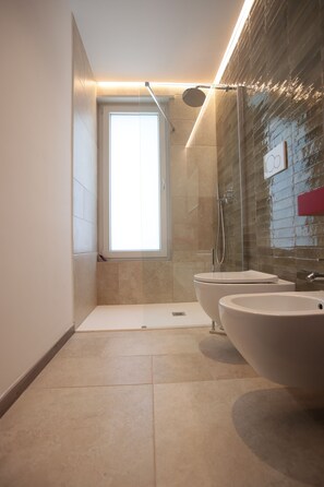 Douche, sĂšche-cheveux, bidet, serviettes fournies