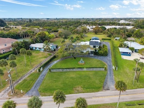 A residential area with houses, a central lawn, and a road. - McCarty Mansion - Fort Pierce Waterfront Paradise - 7Br/6Ba - Sleeps 20 (Fort Pierce)