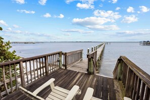 A wooden pier extending into calm water with a clear sky. - McCarty Mansion - Fort Pierce Waterfront Paradise - 7Br/6Ba - Sleeps 20 (Fort Pierce)