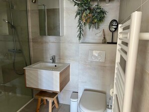 Shower, hair dryer, towels, toilet paper - Vrbo Property (Ajaccio)