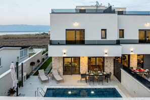 Outdoor dining - Seaview Villa Mar with pool, jacuzzi and sauna (Privlaka)