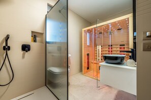 Een douche, een haardroger, handdoeken